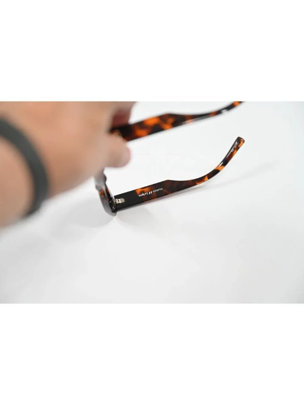 Le Specs Work It! Sunglasses 2452393 in Dark Tort